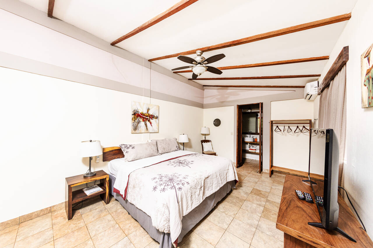 Incredibly comfortable king size bed with night ta